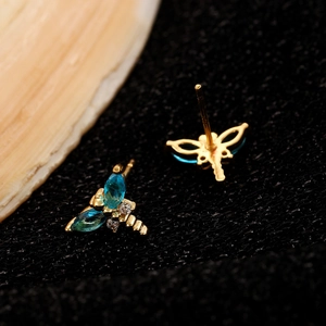 Detailansicht der Libellenohrringe mit blauen und weißen Zirkonia in Vergoldung