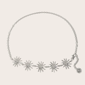 Détails de pendentifs soleil souriant argentés sur une ceinture chaîne en métal
