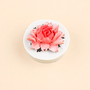 Vue détaillée du moule en silicone rose 3D avec pétales de fleurs réalistes