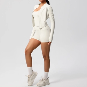 Détail d'un ensemble de yoga trois pièces blanc cassé avec veste zippée, débardeur et short