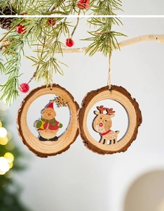 Detail von hölzernen Weihnachtsschmuck mit Schneemann und Hirsch an Kiefernzweigen