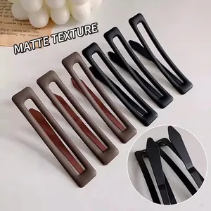 Barrettes à cheveux mates rectangulaires évidées en noir et marron café pour femme