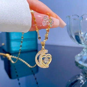 Collier en acier titane avec lune, cœur et diamant mobile sur une chaîne dorée plate