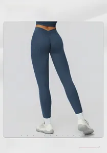Détail du legging de yoga à taille haute avec ceinture en V et effet froncé fessier