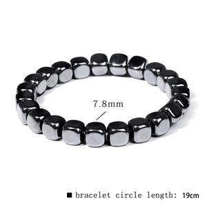 Détail des perles d'hématite carrées de 7,8mm sur un bracelet élastique de 19cm