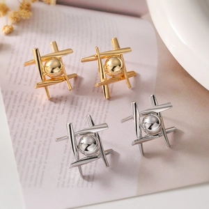 Orecchini geometrici a griglia in oro e argento con perline metalliche lucide