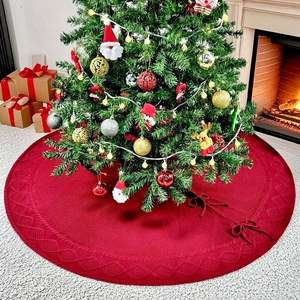 Jupe de sapin de Noël en tricot rouge avec motifs losanges et attaches pour décor de fête