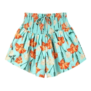 Dettaglio degli shorts da bagno a vita alta menta con stampa floreale e coulisse