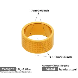 Détail de la bague en acier inoxydable plaqué or 18 carats avec soutra gravé et dimensions