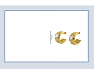 Vue détaillée des boucles d'oreilles C en titane plaqué or 18 carats et zircone