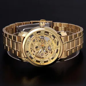 Gros plan du cadran doré d'une montre automatique avec engrenages apparents et chiffres romains