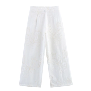 Weiße weite Leinenhose mit aufwendiger Blumenstickerei in flacher Draufsicht