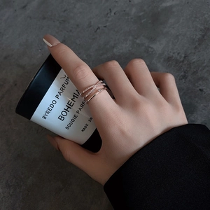 Double-layer rose gold ring with crisscross pavé zircon crystals on a hand
