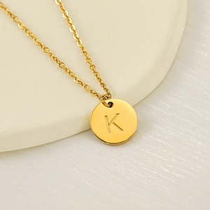Collier avec pendentif rond lettre K en or poli et chaîne minimaliste en acier inoxydable