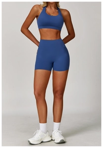 Dettaglio del set yoga blu con reggiseno sportivo e pantaloncini a vita alta elasticizzati