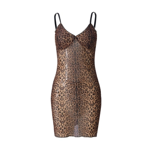 Détail du tissu en mesh léopard sur une robe mini moulante sexy avec col en V profond