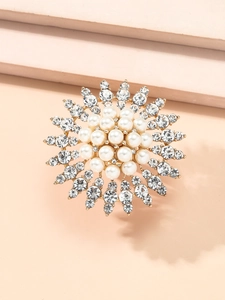 Dettaglio dell'anello bohémien dorato a girasole con perle bianche e cristalli brillanti
