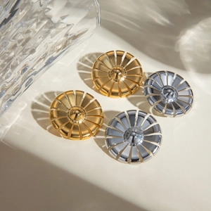 Exquisite Gänseblümchen-Ohrstecker aus Edelstahl in 18k Gold und Silber im Set