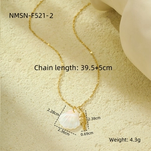 Vue détaillée d'un collier en acier inoxydable doré avec coquillage et poisson