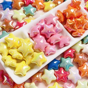 Dettaglio di perline a stella colorate placcate UV per creazione di gioielli fai-da-te
