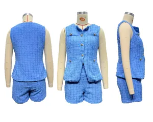 Vue détaillée d'un ensemble deux pièces en tweed bleu avec gilet sans manches et boutons dorés