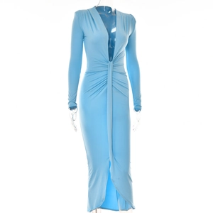 Détail de robe bleue à manches longues avec décolleté en V plongeant et fente avant
