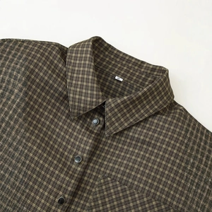 Camicia a quadri caffè e giallo a maniche lunghe con spalline e taschini anteriori