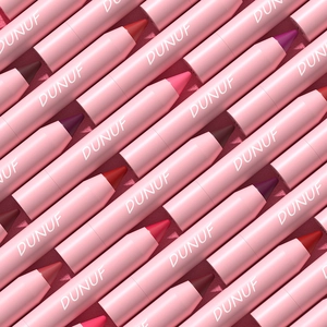 Makro-Anzeige von achtzehn matten Lippenstiftstiften in verschiedenen Rot- und Beerentönen