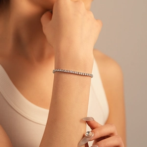 Détail d'un bracelet tennis en argent orné de pierres de zircone carrées pour femme