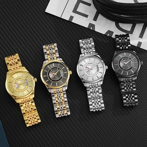 Détail de montres d'affaires avec double calendrier et bracelets en acier inoxydable