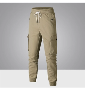 Dettaglio dei pantaloni cargo kaki con vita elastica con coulisse e ampie tasche laterali