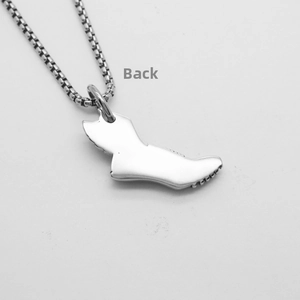 Vue arrière détaillée du pendentif basket en acier inoxydable avec surface lisse
