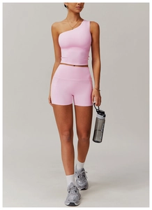 Ensemble de yoga rose avec crop top asymétrique et short taille haute pour le fitness