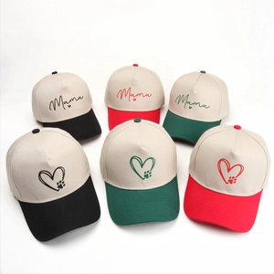 Casquettes de baseball avec motif Mama et cœur, visières contrastées en noir, rouge et vert