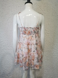 Vue détaillée du dos de la robe d'été fleurie rose avec taille élastique à smocks