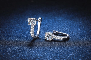 Vue macro de boucles d'oreilles en argent S925 en forme de U avec diamants Moissanite 1ct