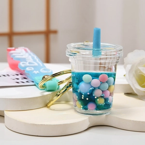 Simpatico portachiavi bubble tea in acrilico con liquido blu e perline colorate