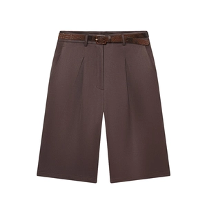 Détail du short large marron foncé avec une ceinture gaufrée à motif serpent