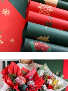 Gros plan sur du papier cadeau de Noël mat imperméable avec motifs de flocons de neige