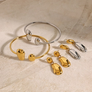 Poliertes Edelstahl Schmuckset mit Wassertropfen Armreifen und Ohrringen in Gold und Silber