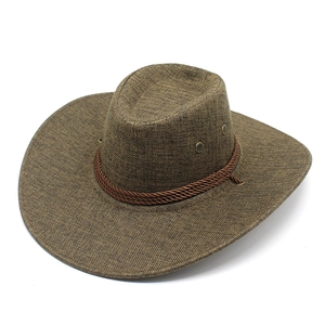Texture dettagliata del cappello da cowboy intrecciato marrone scuro con tesa larga