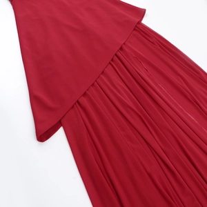 Gros plan détaillé du tissu rouge foncé avec des couches de mesh et un drapé naturel élégant