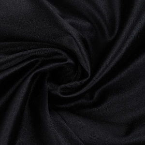 Gros plan sur la texture du tissu en maille noire montrant le tissage fin et le drapé