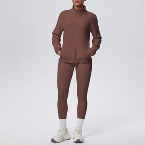 Dettaglio completo di set yoga marrone in pile con giacca a zip e pantaloni sportivi slim