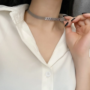 Collier ras du cou en maille argentée minimaliste avec lettrage Good Luck en acier poli