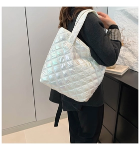 Detail der Laser-Stepptasche mit schillerndem Finish und gepolsterten Schultergurten
