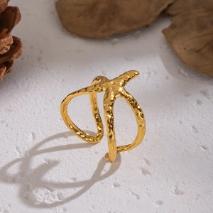 Dettaglio anello stella marina placcato oro 18K con texture lava su base in pietra