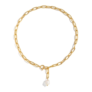 Collier chaîne trombone dorée minimaliste avec pendentif perle d'eau douce sur fond blanc