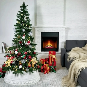 Jupe de sapin de Noël en tricot torsadé blanc dans un décor de fête chaleureux