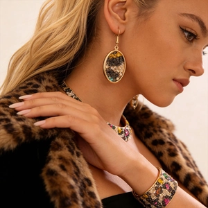 Elegante set di gioielli da 4 pezzi con mosaico leopardato in resina e oro